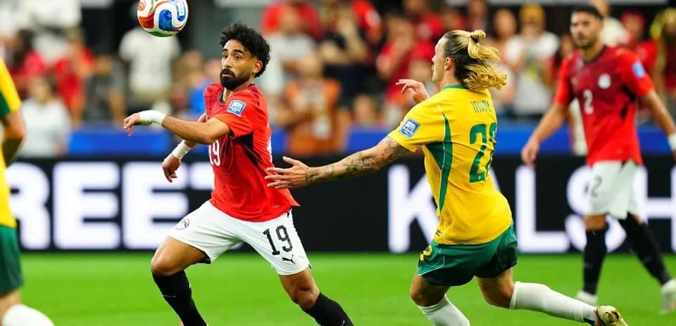 Jugador egipcio y australiano compitiendo por el balón