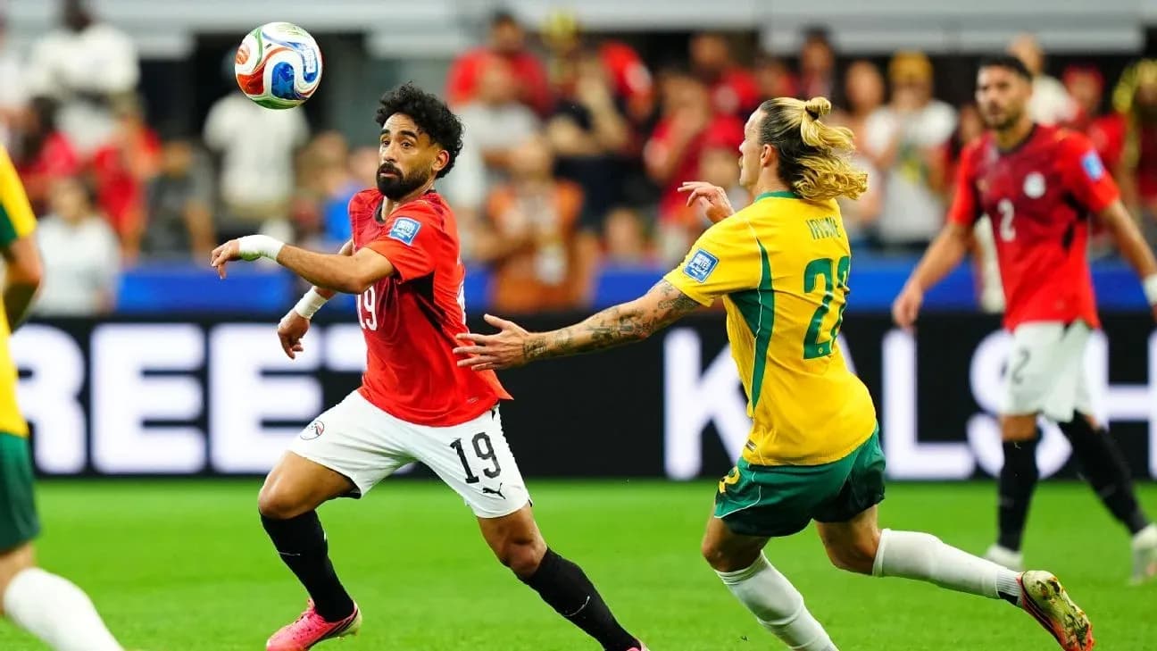 Jugador egipcio y australiano compitiendo por el balón