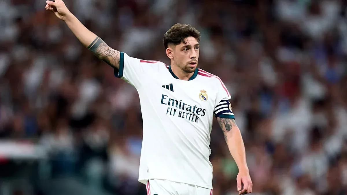 Jugador de Real Madrid señalando durante el partido