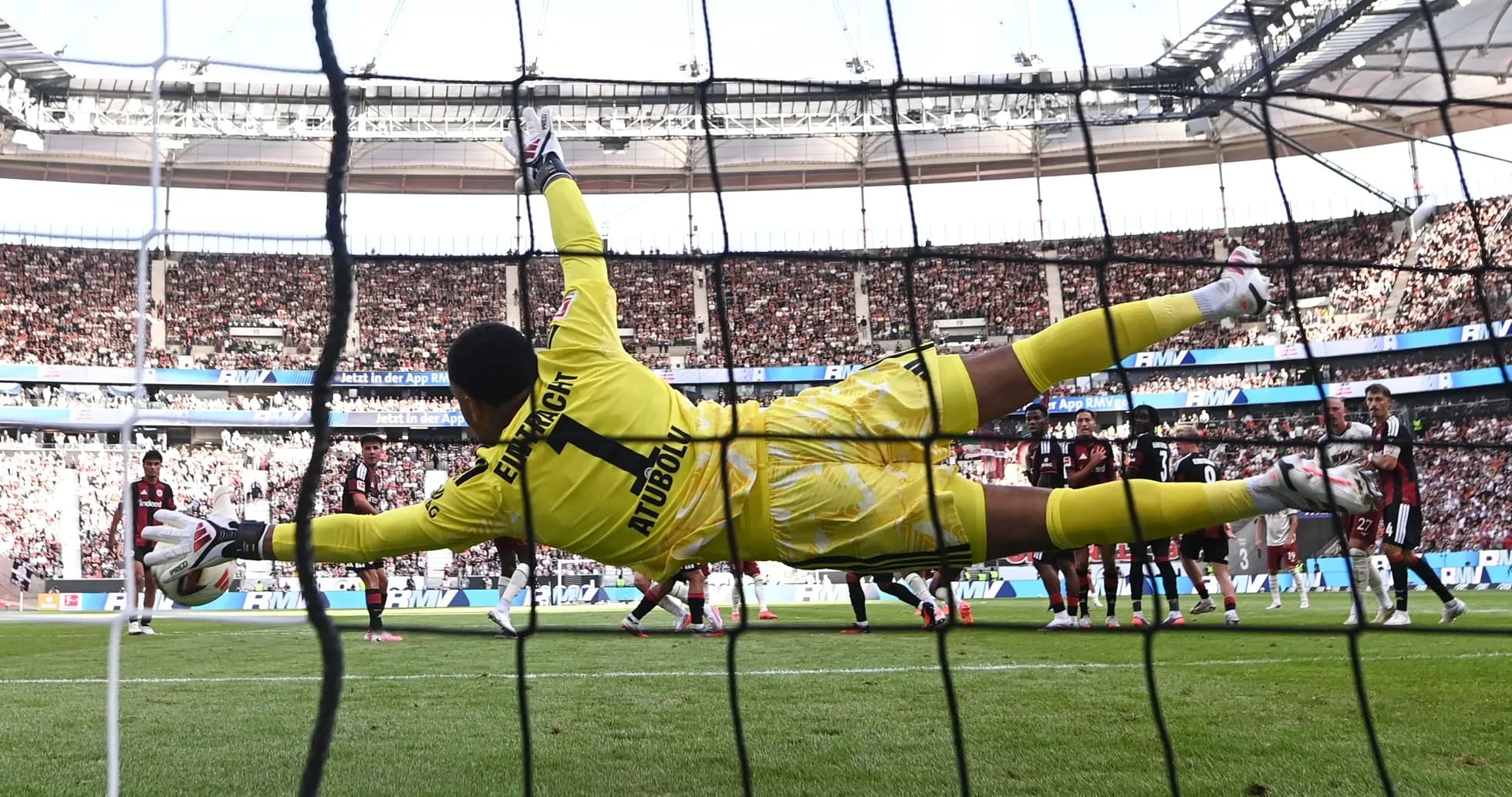 Portero lanzándose para detener un tiro penalti