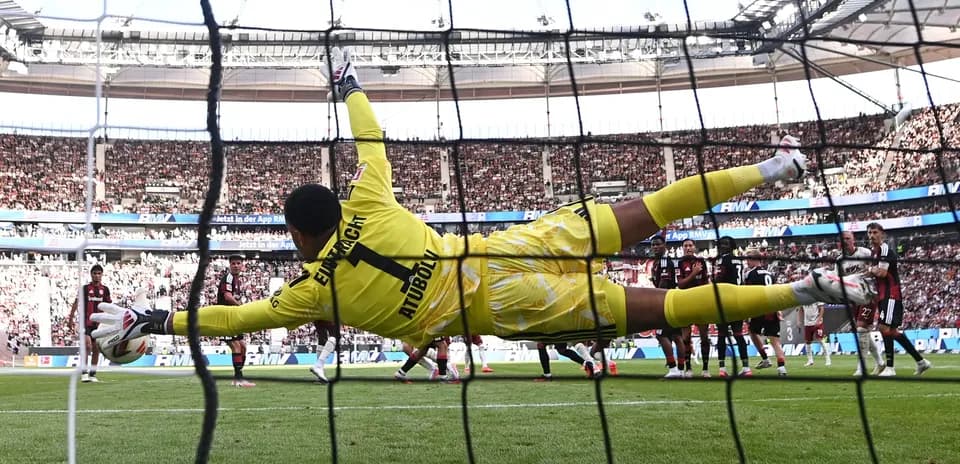 Portero lanzándose para detener un tiro penalti