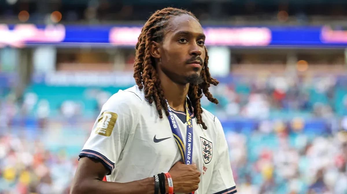 Jugador de Inglaterra con medalla tras el partido