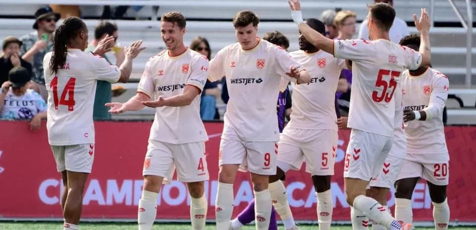 Jugadores de Cavalry FC celebrando un gol