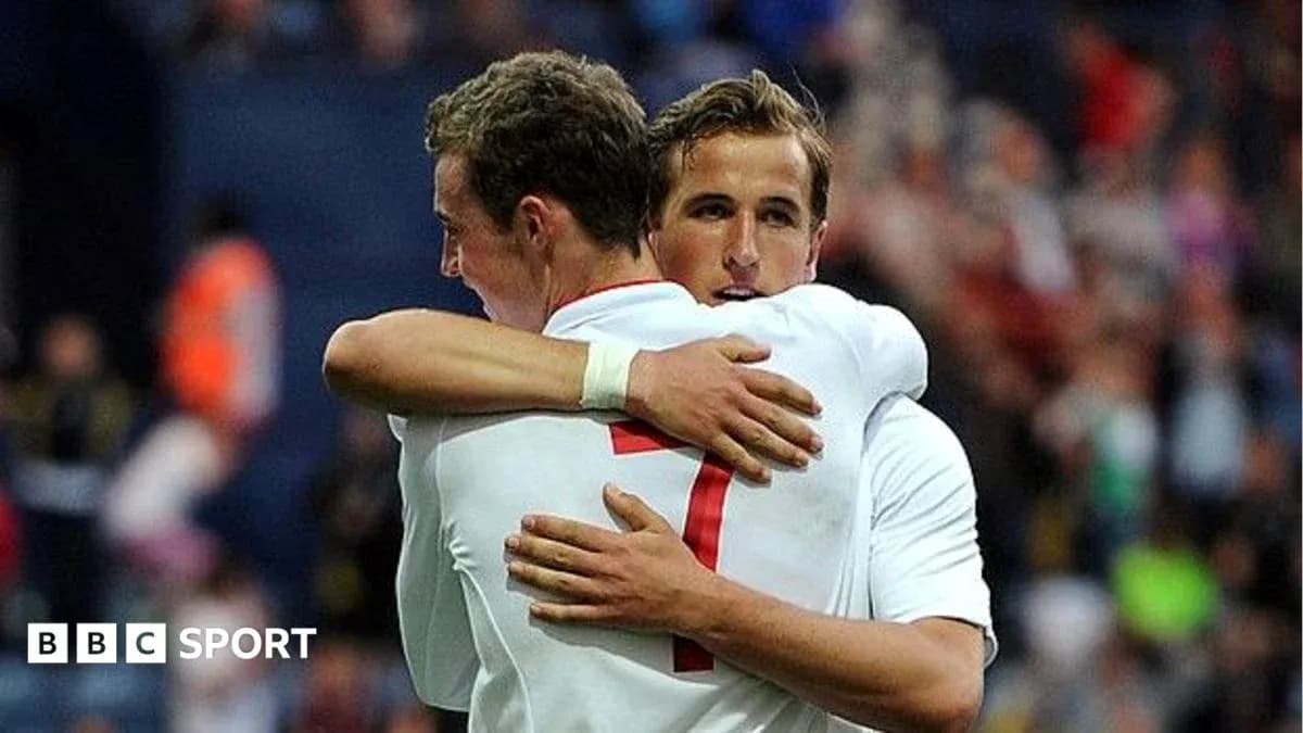 Jugadores de Inglaterra abrazándose durante el partido