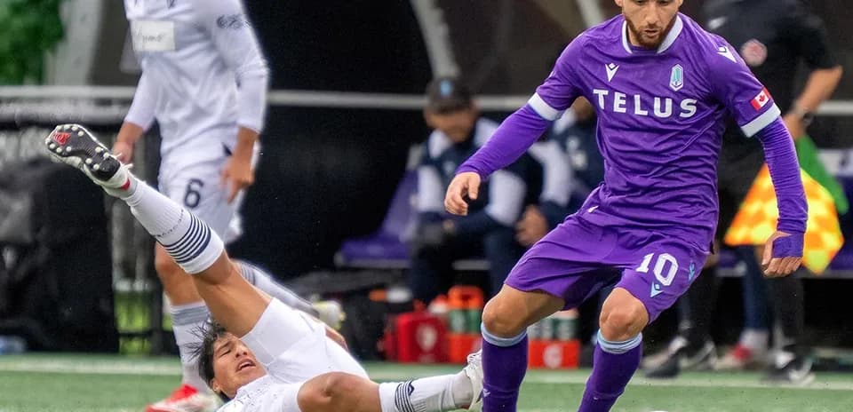 Jugador de Vancouver FC driblando a rival