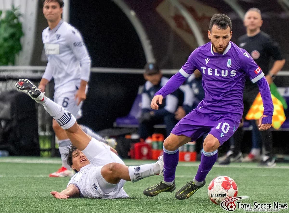 Jugador de Vancouver FC driblando a rival