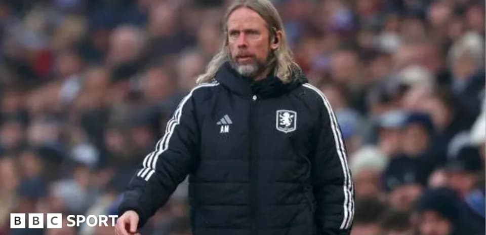 Entrenador dirigiendo desde la banda durante el partido