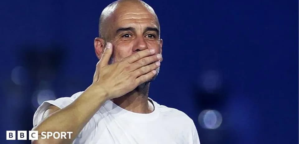 Entrenador saludando con la mano en el rostro