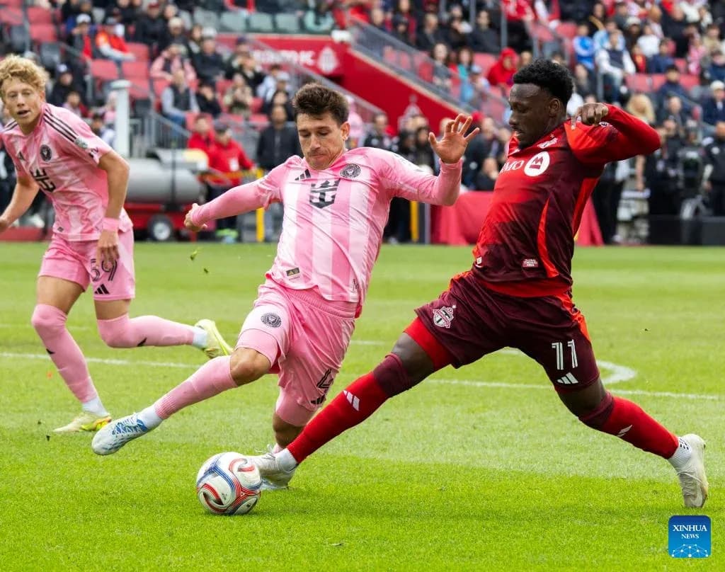 Jugadores de Inter Miami y Toronto FC en acción