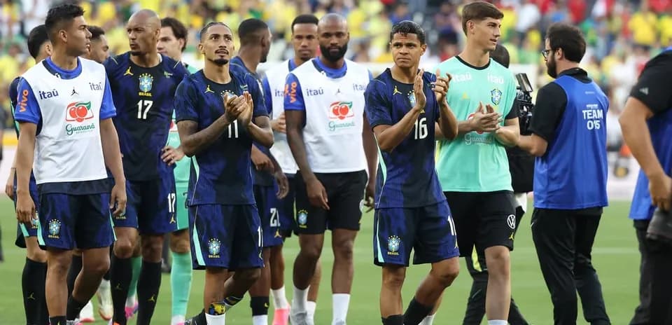 Jugadores de Brasil aplaudiendo tras el partido