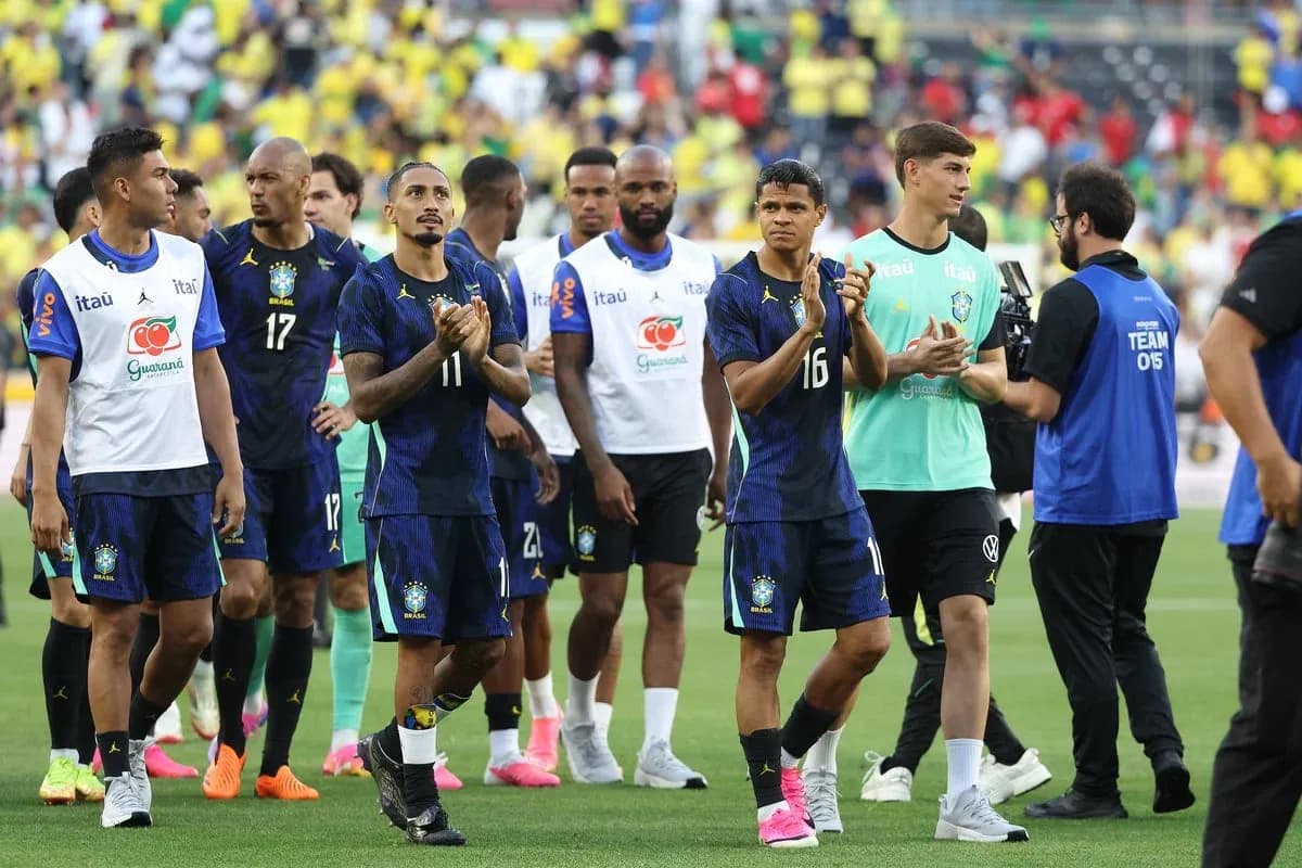 Jugadores de Brasil aplaudiendo tras el partido