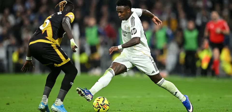 Vinícius Jr. dribbling during el partido