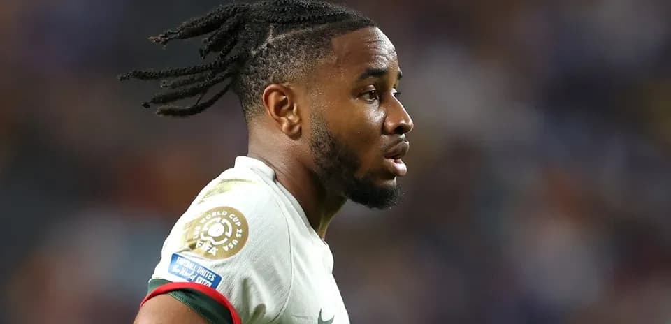 Jugador con camiseta de la selección durante el partido