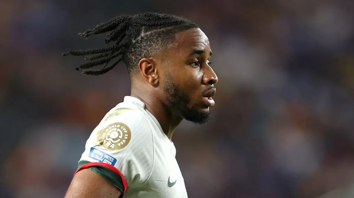 Jugador con camiseta de la selección durante el partido
