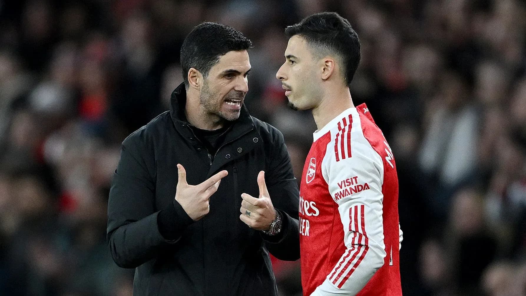 Entrenador hablando con jugador durante el partido