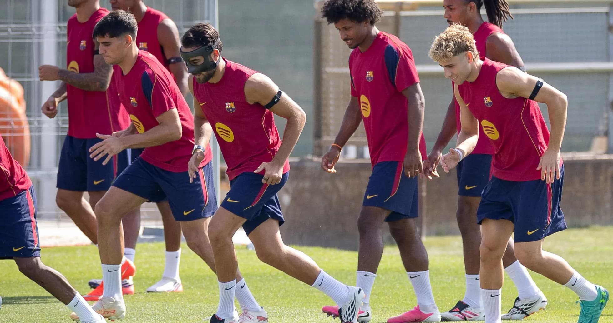 Jugadores de Barcelona entrenando en el campo