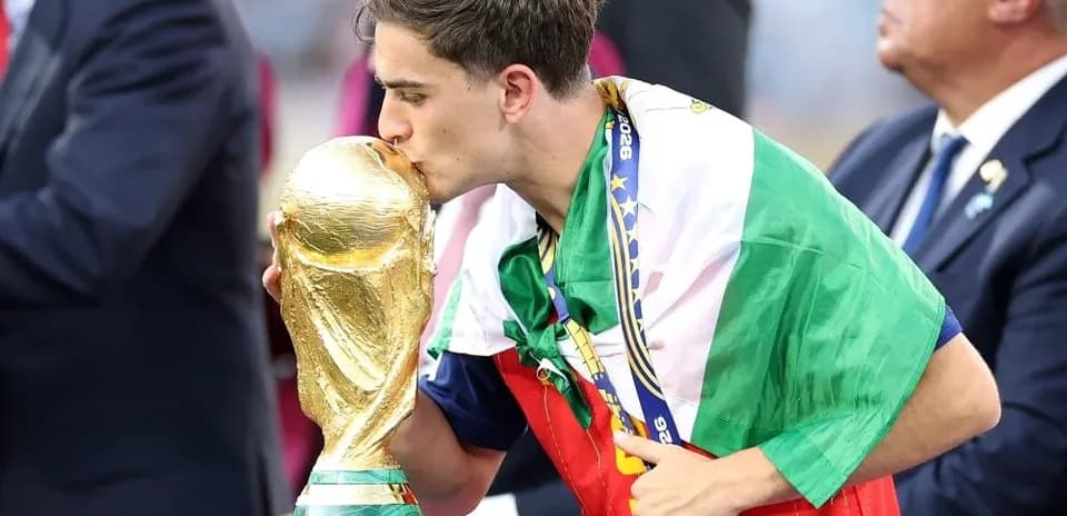 Jugador besando la Copa Mundial en ceremonia
