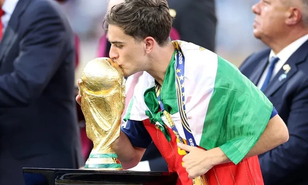 Jugador besando la Copa Mundial en ceremonia
