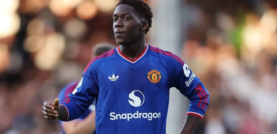 Jugador de Manchester United en uniforme azul durante partido