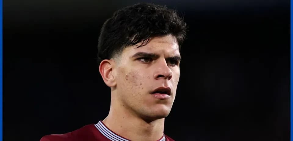 Jugador con camiseta granate en campo de fútbol