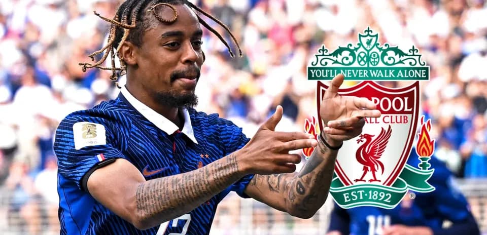 Jugador de Francia gesticulando en el campo de juego