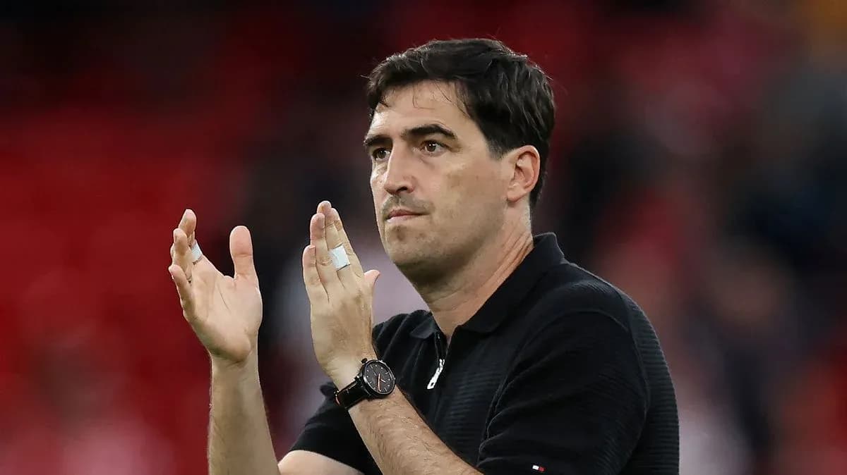 Entrenador aplaudiendo en el estadio