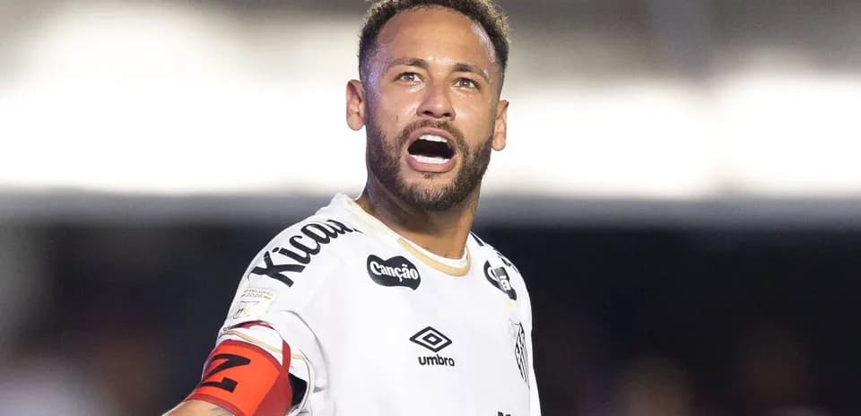 Jugador con camiseta de Santos gesticulando en el campo