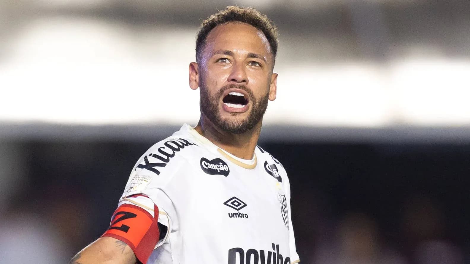 Jugador con camiseta de Santos gesticulando en el campo