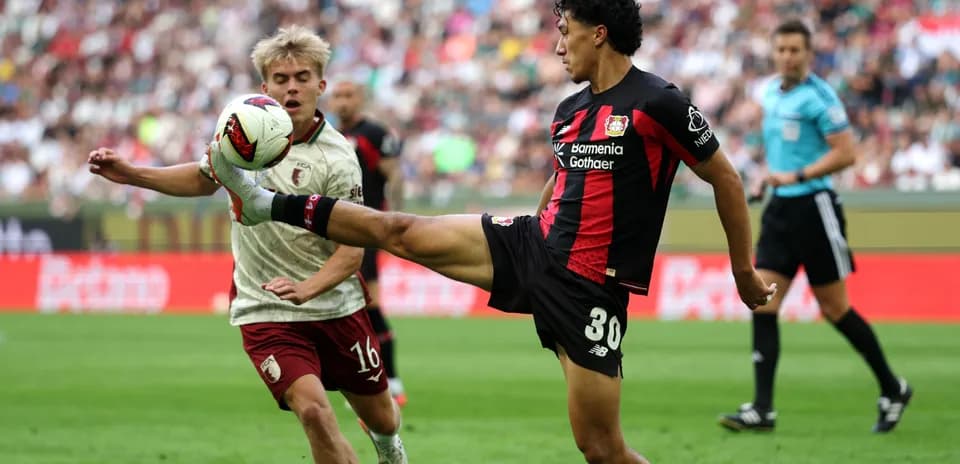 Jugador de Bayer Leverkusen despejando el balón en partido