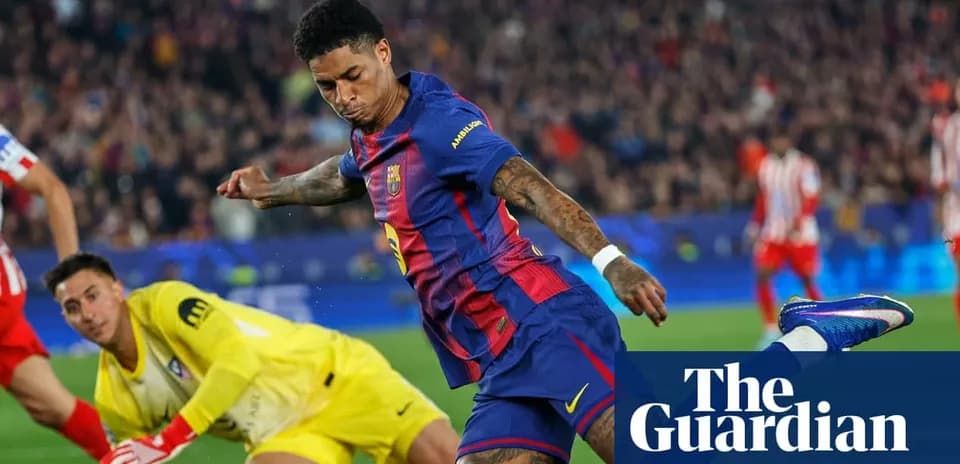 Jugador de Barcelona intentando marcar gol contra portero