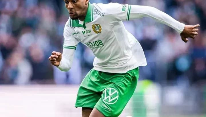 Jugador corriendo durante un partido de fútbol