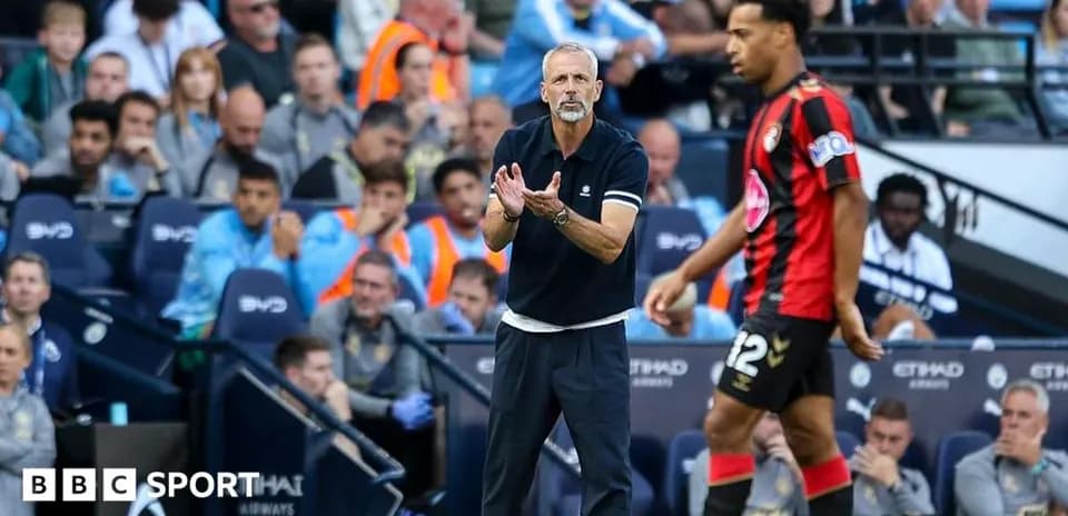 Entrenador dirigiendo a su equipo en el partido