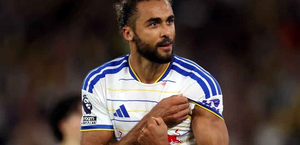 Jugador mostrando su camiseta en el campo