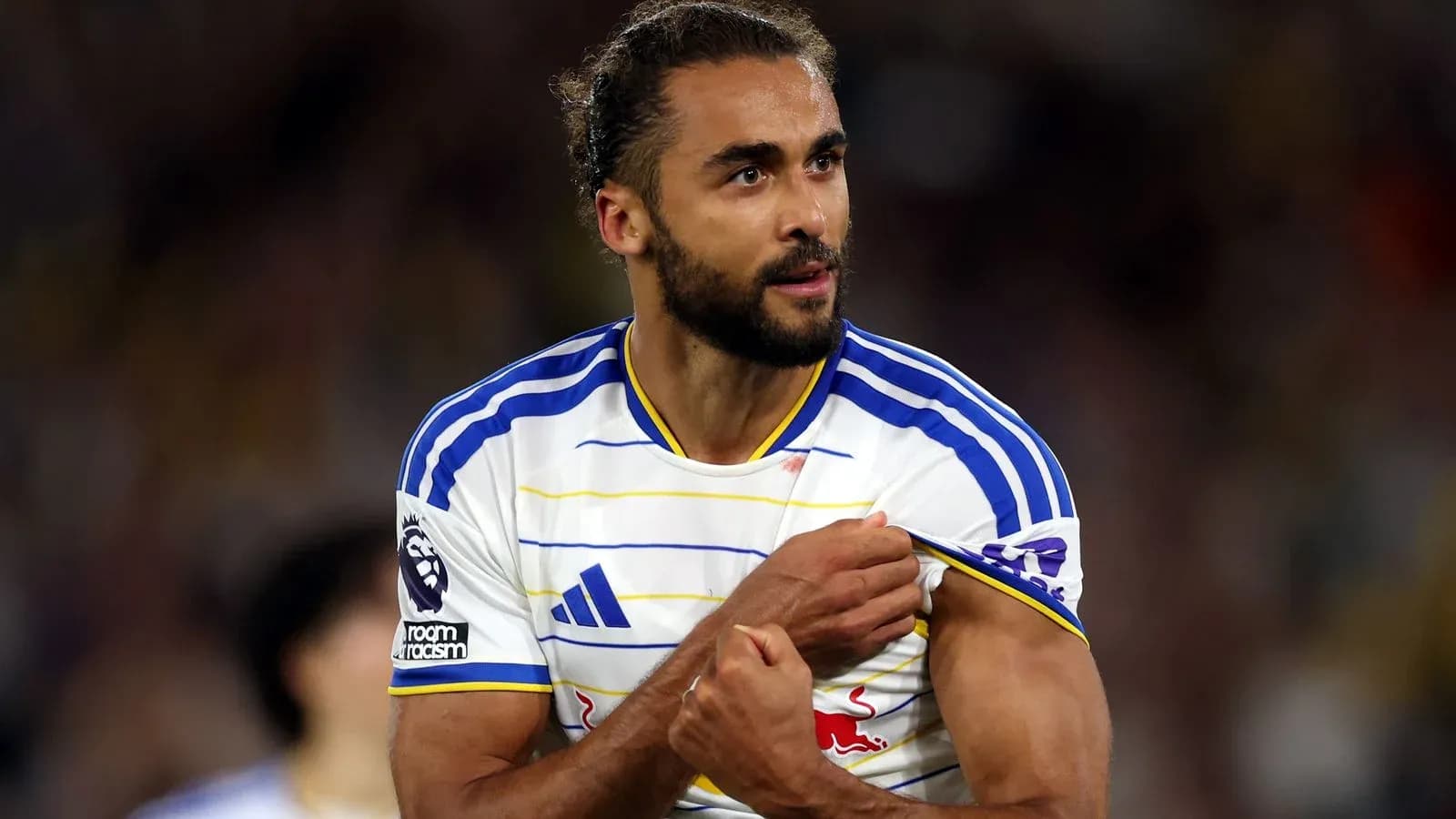 Jugador mostrando su camiseta en el campo