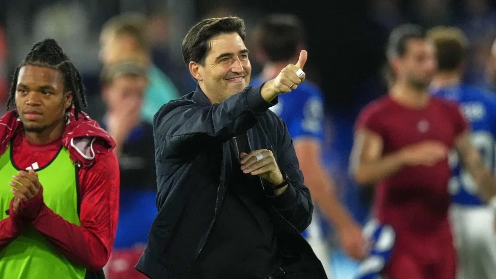 Entrenador dando pulgar arriba tras el partido