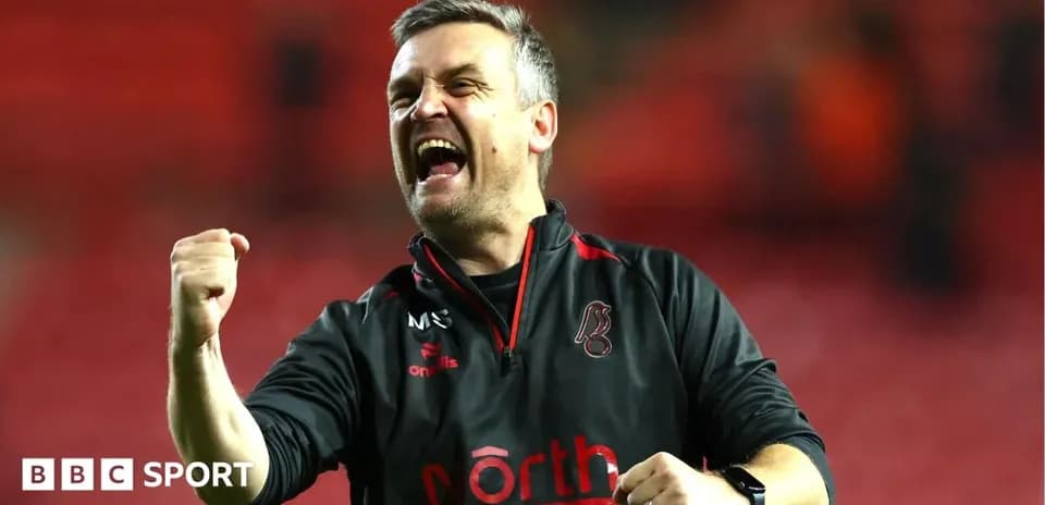 Entrenador celebrando en el campo tras el partido