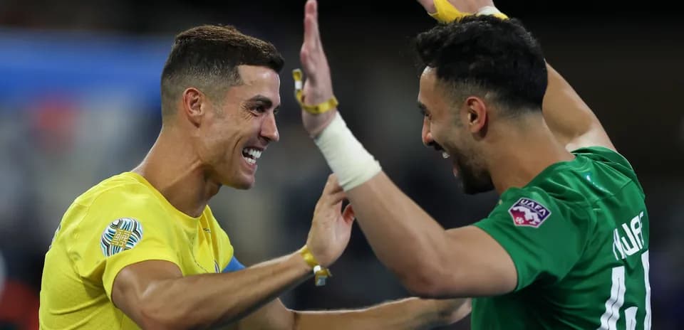 Jugadores celebrando en el campo de fútbol
