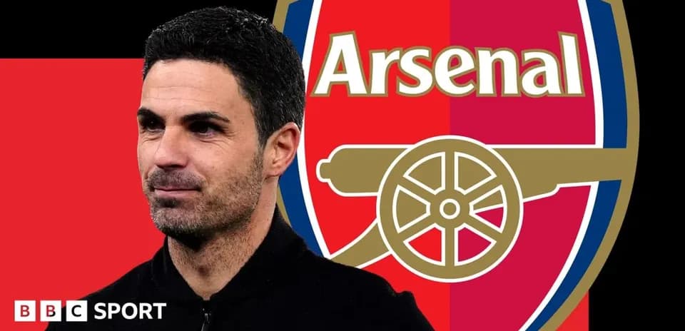 Entrenador de Arsenal frente al escudo del club