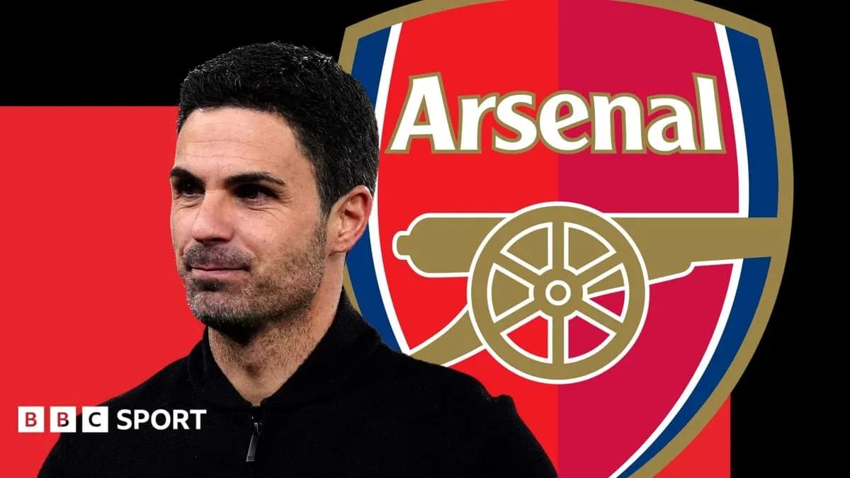 Entrenador de Arsenal frente al escudo del club