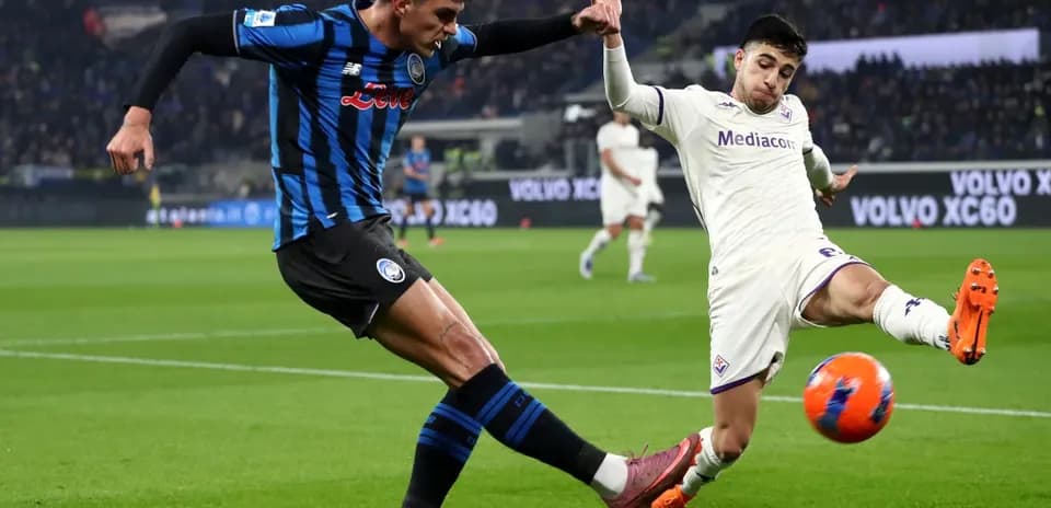 Jugador de Fiorentina intentando golpear el balón