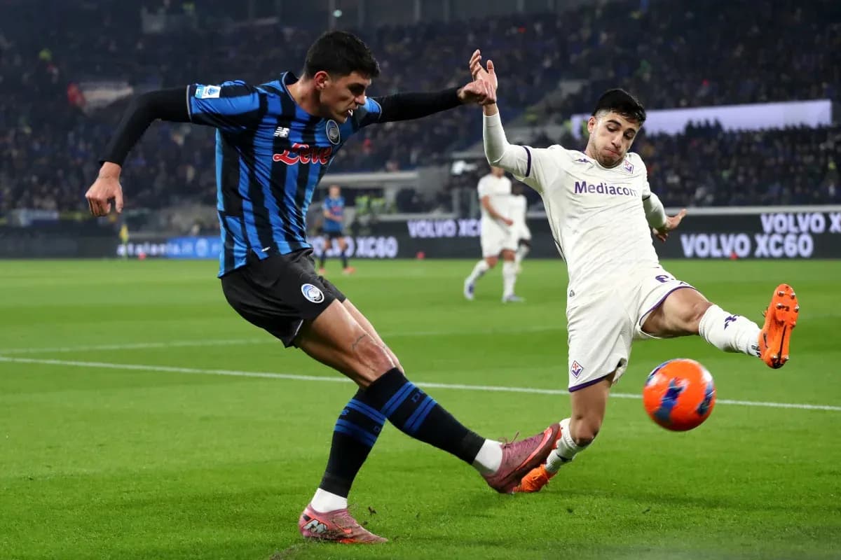 Jugador de Fiorentina intentando golpear el balón