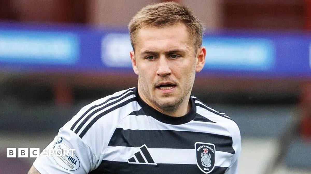 Jugador de fútbol con camiseta de rayas en acción