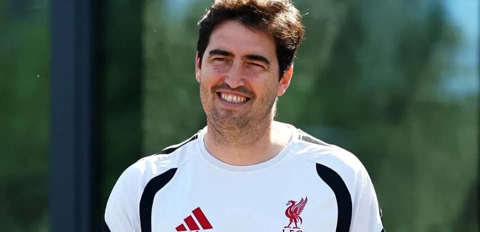 Entrenador de Liverpool sonriendo en la sesión de entrenamiento