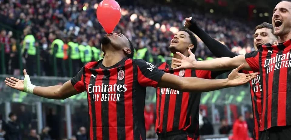 Jugador de AC Milan celebrando con globo rojo