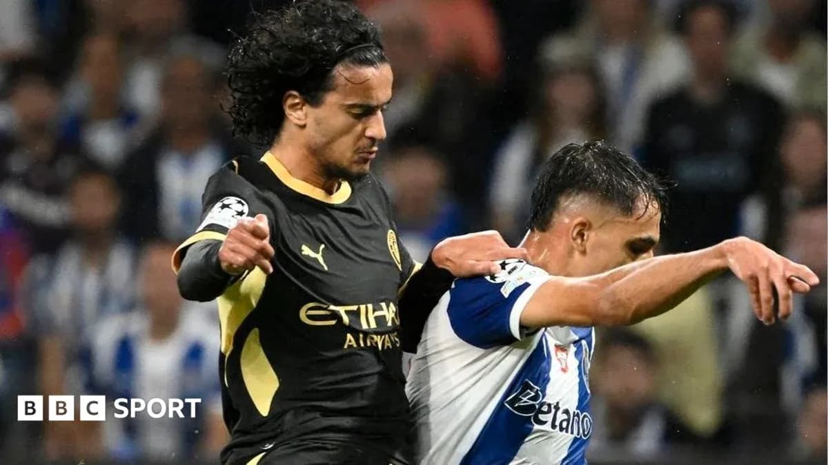 Jugador de Manchester City compitiendo por el balón