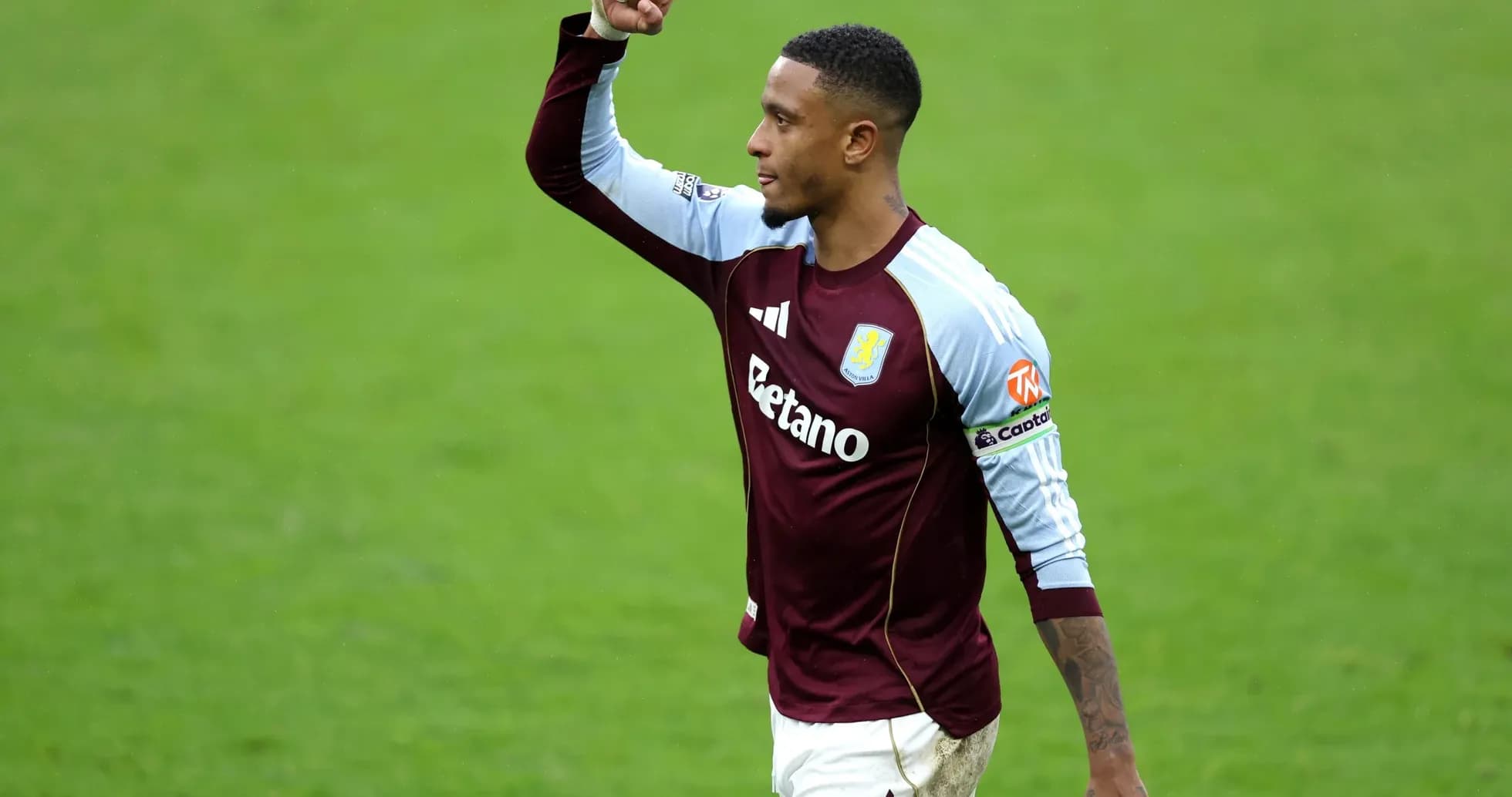 Jugador de Aston Villa celebrando un gol