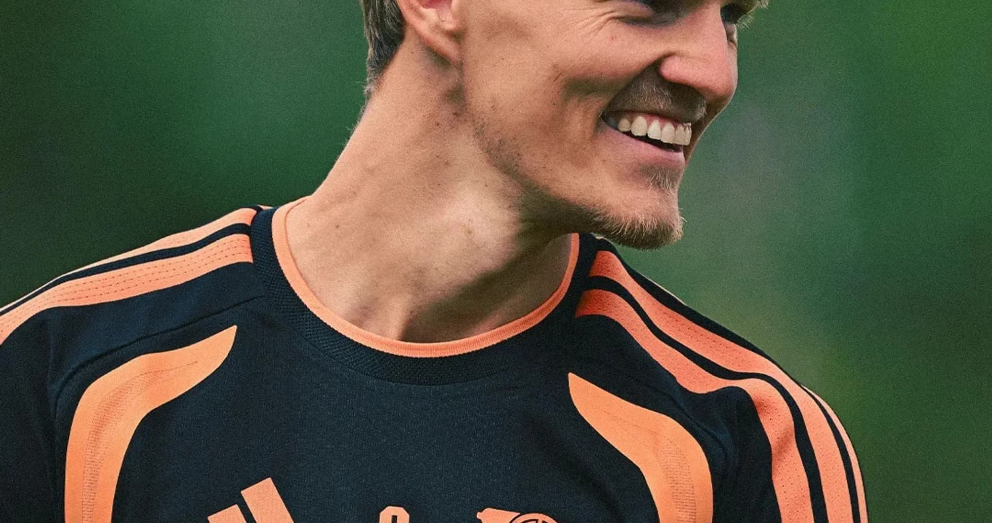 Jugador de fútbol sonriendo en sesión de entrenamiento