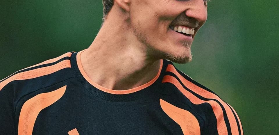 Jugador de fútbol sonriendo en sesión de entrenamiento