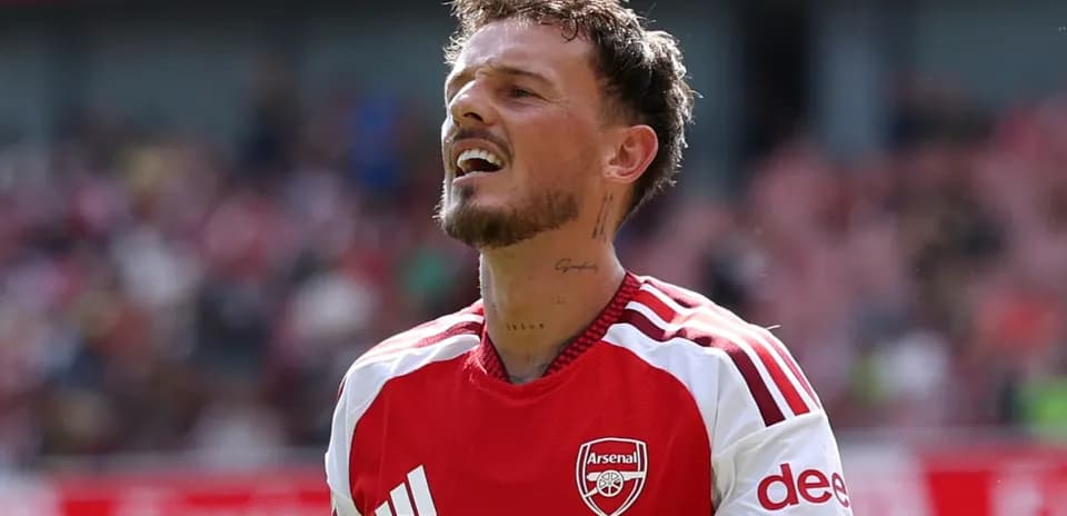 Jugador de Arsenal con camiseta roja en el campo