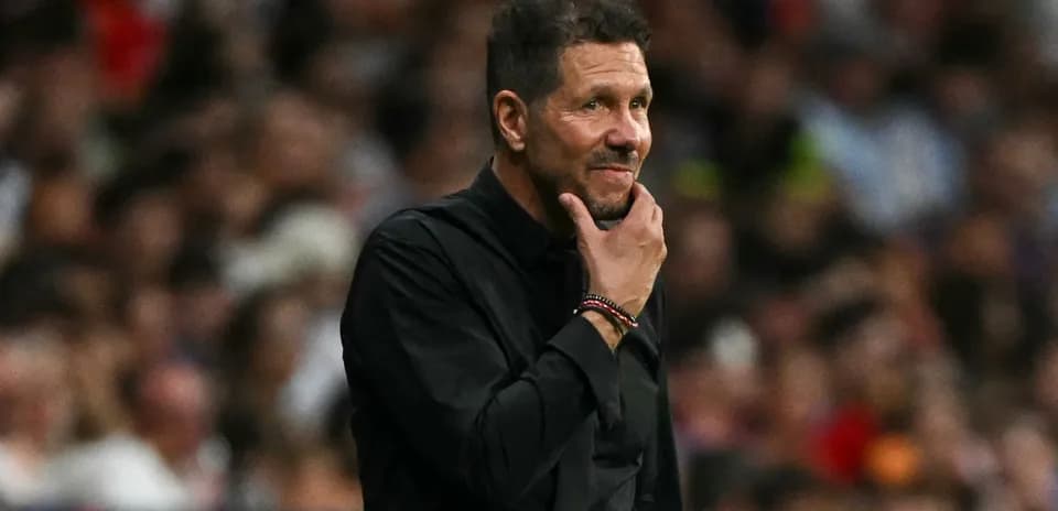Entrenador en la banda durante un partido